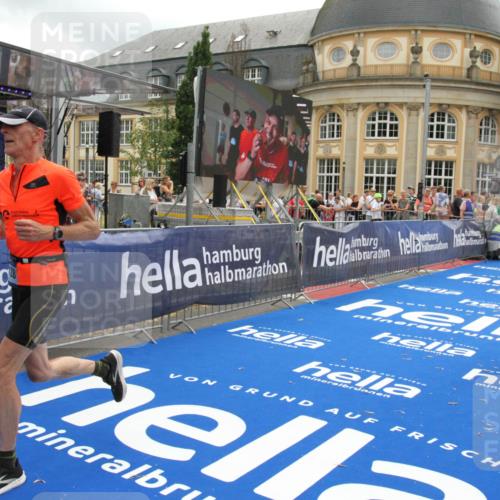 29.06.2025 - hella hamburg halbmarathon Michael Strokosch http://msf.ph/oto/8228973 29.06.2025 10:46:49 Ziel 3976, 6630, 11858, 13940, 14541, 15900, 16175, 17353, 17492, 17669, 17743, 17865, 19128 meine-sportfotos.de