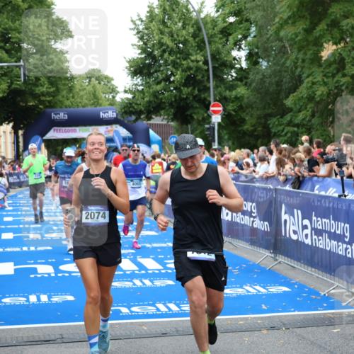 29.06.2025 - hella hamburg halbmarathon Zöllner http://msf.ph/oto/8228999 29.06.2025 10:53:25 Ziel 1683, 1727, 2074, 2354, 4065, 6198, 6629, 6942, 7312, 8651, 11844, 12490, 13997, 15681, 15838, 18134, 18901 meine-sportfotos.de