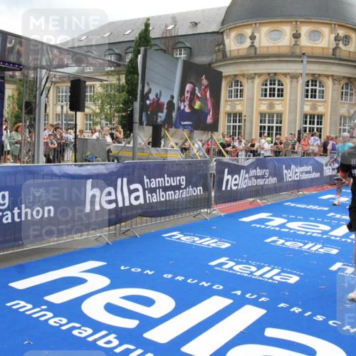 29.06.2025 - hella hamburg halbmarathon Michael Strokosch http://msf.ph/oto/8229000 29.06.2025 10:46:49 Ziel 3976, 6630, 11858, 13940, 14541, 15900, 16175, 17353, 17492, 17669, 17743, 17865, 19128 meine-sportfotos.de