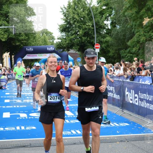 29.06.2025 - hella hamburg halbmarathon Zöllner http://msf.ph/oto/8229015 29.06.2025 10:53:26 Ziel 1683, 1727, 2074, 2354, 4065, 6198, 6629, 6942, 7312, 8651, 11844, 12490, 13997, 15681, 15838, 18134, 18901 meine-sportfotos.de