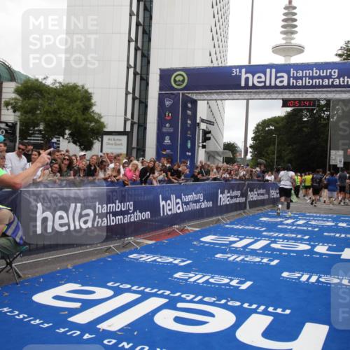 29.06.2025 - hella hamburg halbmarathon Michael Strokosch http://msf.ph/oto/8229020 29.06.2025 10:51:40 Ziel 1335, 5008, 10691, 13327, 14012, 14458, 19007, 19020 meine-sportfotos.de