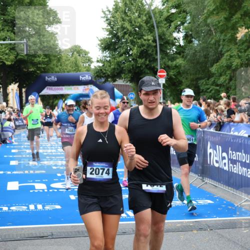 29.06.2025 - hella hamburg halbmarathon Zöllner http://msf.ph/oto/8229032 29.06.2025 10:53:26 Ziel 1683, 1727, 2074, 2354, 4065, 6198, 6629, 6942, 7312, 8651, 11844, 12490, 13997, 15681, 15838, 18134, 18901 meine-sportfotos.de