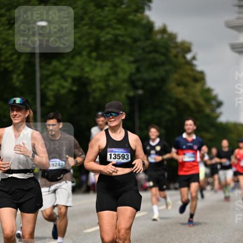 29.06.2025 - hella hamburg halbmarathon Dr. Thomas Lammeyer http://msf.ph/oto/8229041 29.06.2025 10:13:20 Kennedybrücke 1823, 3762, 4592, 7081, 9297, 9306, 10035, 10194, 10819, 11067 meine-sportfotos.de