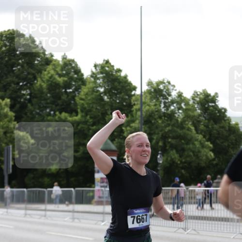 29.06.2025 - hella hamburg halbmarathon Jannik Wohlers http://msf.ph/oto/8229068 29.06.2025 10:27:57 Lombardsbrücke 3445, 5369, 5604, 7667, 7980, 8327, 9653, 9654, 13045, 13296, 13400, 14017, 15123, 18256, 18604, 19180 meine-sportfotos.de