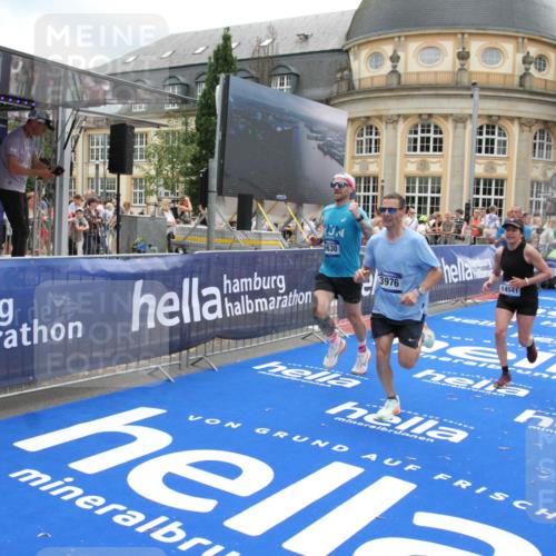 29.06.2025 - hella hamburg halbmarathon Michael Strokosch http://msf.ph/oto/8229097 29.06.2025 10:46:51 Ziel 3976, 6630, 11858, 13940, 14541, 15900, 17172, 17353, 17492, 17669, 17743, 17892, 19105, 19128 meine-sportfotos.de