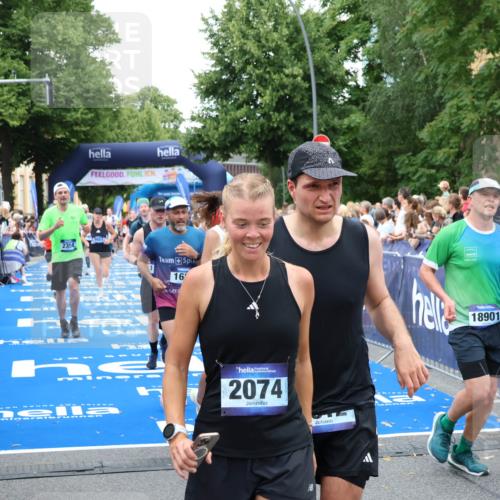 29.06.2025 - hella hamburg halbmarathon Zöllner http://msf.ph/oto/8229118 29.06.2025 10:53:27 Ziel 1683, 1727, 2354, 4065, 6198, 6629, 6942, 8651, 11844, 12490, 13912, 13997, 15681, 15838, 18134, 18901 meine-sportfotos.de