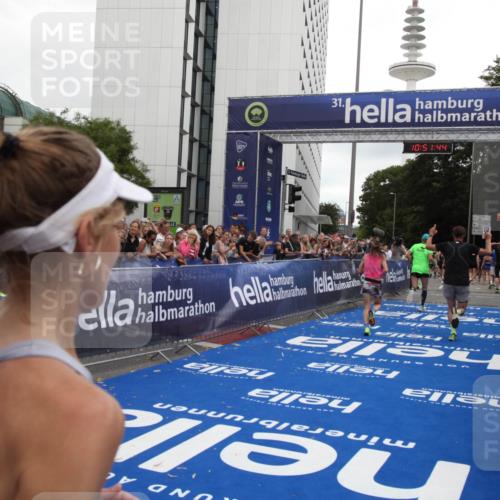 29.06.2025 - hella hamburg halbmarathon Michael Strokosch http://msf.ph/oto/8229182 29.06.2025 10:51:43 Ziel 5008, 13327, 14012, 14458, 15496, 15899, 19007, 19020 meine-sportfotos.de