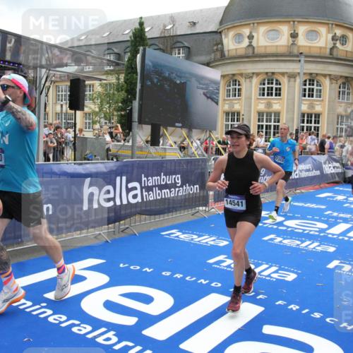 29.06.2025 - hella hamburg halbmarathon Michael Strokosch http://msf.ph/oto/8229192 29.06.2025 10:46:51 Ziel 3976, 6630, 11858, 13940, 14541, 15900, 17172, 17353, 17492, 17669, 17743, 17892, 19105, 19128 meine-sportfotos.de