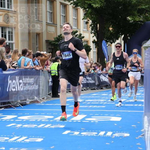 29.06.2025 - hella hamburg halbmarathon Strokosch-Dieckow http://msf.ph/oto/8229248 29.06.2025 10:32:27 Ziel 1707, 5070, 5746, 7845, 8883, 10484, 11745, 11877, 13199, 16957, 18135, 18562, 18563 meine-sportfotos.de