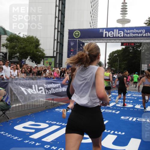 29.06.2025 - hella hamburg halbmarathon Michael Strokosch http://msf.ph/oto/8229316 29.06.2025 10:51:45 Ziel 5008, 6286, 13327, 14012, 14458, 15496, 15831, 15899, 19007, 19020 meine-sportfotos.de