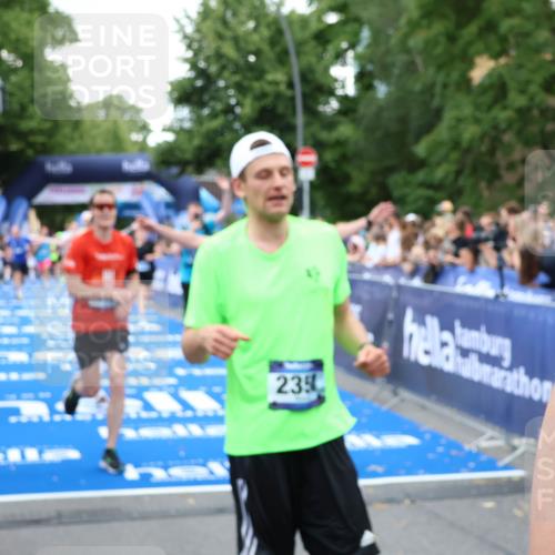 29.06.2025 - hella hamburg halbmarathon Zöllner http://msf.ph/oto/8229321 29.06.2025 10:53:29 Ziel 1727, 2354, 5866, 6198, 6629, 6942, 8651, 11068, 12490, 12909, 13912, 13997, 15838, 17710, 18134 meine-sportfotos.de