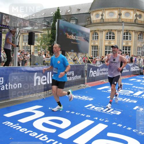 29.06.2025 - hella hamburg halbmarathon Michael Strokosch http://msf.ph/oto/8229373 29.06.2025 10:46:53 Ziel 3976, 4091, 6630, 11858, 13940, 14541, 15900, 17172, 17353, 17492, 17669, 17892, 19105 meine-sportfotos.de