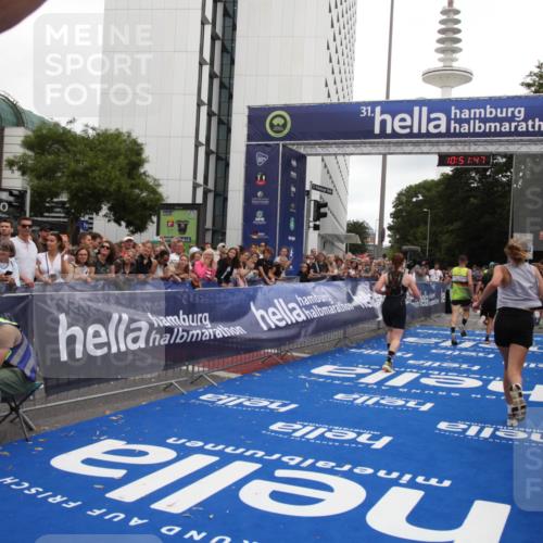 29.06.2025 - hella hamburg halbmarathon Michael Strokosch http://msf.ph/oto/8229404 29.06.2025 10:51:46 Ziel 6286, 7224, 8819, 13327, 14012, 14458, 15496, 15727, 15831, 15899, 17682, 19020, 19053 meine-sportfotos.de