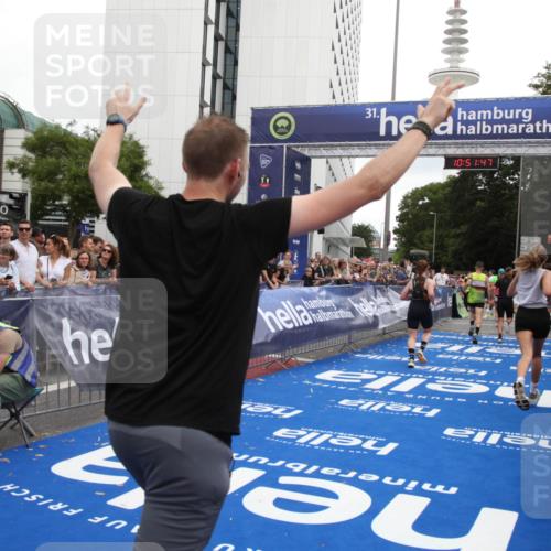 29.06.2025 - hella hamburg halbmarathon Michael Strokosch http://msf.ph/oto/8229408 29.06.2025 10:51:46 Ziel 6286, 7224, 8819, 13327, 14012, 14458, 15496, 15727, 15831, 15899, 17682, 19020, 19053 meine-sportfotos.de