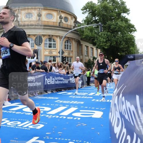 29.06.2025 - hella hamburg halbmarathon Strokosch-Dieckow http://msf.ph/oto/8229411 29.06.2025 10:32:29 Ziel 1707, 5070, 5746, 7845, 8883, 10484, 11745, 11877, 13199, 14293, 14908, 16957, 18135, 18562, 18563 meine-sportfotos.de