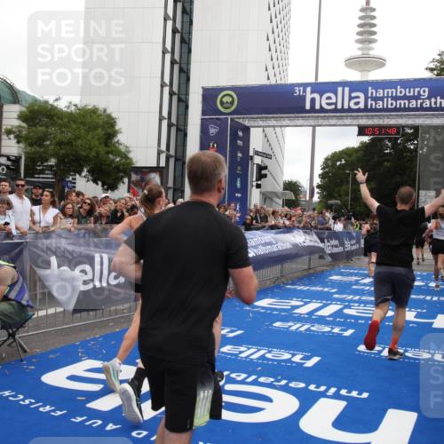 29.06.2025 - hella hamburg halbmarathon Michael Strokosch http://msf.ph/oto/8229438 29.06.2025 10:51:47 Ziel 2396, 6286, 7224, 8710, 8819, 12224, 14012, 14458, 15496, 15727, 15831, 15899, 17682, 19020, 19053 meine-sportfotos.de