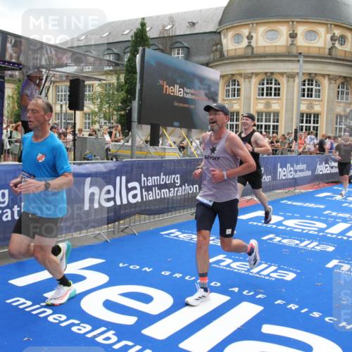 29.06.2025 - hella hamburg halbmarathon Michael Strokosch http://msf.ph/oto/8229450 29.06.2025 10:46:53 Ziel 3976, 4091, 6630, 11858, 13940, 14541, 15900, 17172, 17353, 17492, 17669, 17892, 19105 meine-sportfotos.de
