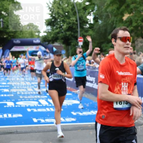 29.06.2025 - hella hamburg halbmarathon Zöllner http://msf.ph/oto/8229454 29.06.2025 10:53:31 Ziel 1061, 1499, 1727, 2070, 5866, 6198, 6629, 6942, 8651, 11068, 12909, 13912, 13997, 15497, 17710, 18450 meine-sportfotos.de
