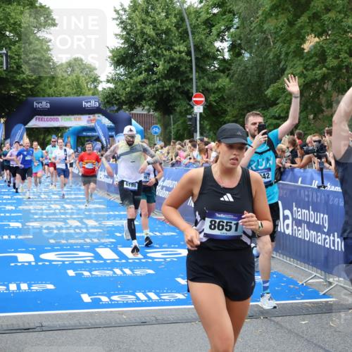 29.06.2025 - hella hamburg halbmarathon Zöllner http://msf.ph/oto/8229467 29.06.2025 10:53:31 Ziel 1061, 1499, 1727, 2070, 5866, 6198, 6629, 6942, 8651, 11068, 12909, 13912, 13997, 15497, 17710, 18450 meine-sportfotos.de