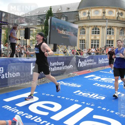 29.06.2025 - hella hamburg halbmarathon Michael Strokosch http://msf.ph/oto/8229476 29.06.2025 10:46:54 Ziel 4091, 11858, 13940, 14385, 14541, 15900, 17172, 17353, 17492, 17669, 17892, 19105 meine-sportfotos.de