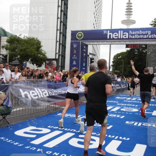 29.06.2025 - hella hamburg halbmarathon Michael Strokosch http://msf.ph/oto/8229487 29.06.2025 10:51:48 Ziel 2396, 6286, 7224, 8710, 8819, 12224, 14012, 14458, 15496, 15727, 15831, 15899, 16907, 17682, 19020, 19053 meine-sportfotos.de