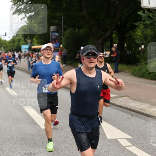 29.06.2025 - hella hamburg halbmarathon Yannick Fuchs http://msf.ph/oto/8229489 29.06.2025 10:33:49 20KM 1343, 1445, 1803, 2525, 2546, 3282, 3783, 4359, 4759, 6037, 6686, 6687, 8450, 8925, 8958, 9265, 11305, 11619, 12772, 13137, 13729, 14093, 14311, 14359, 15013, 15257, 15556, 15561, 15866, 15873, 15965, 16656, 16820, 17005, 17215, 17360, 18149, 18285, 18547, 18734 meine-sportfotos.de