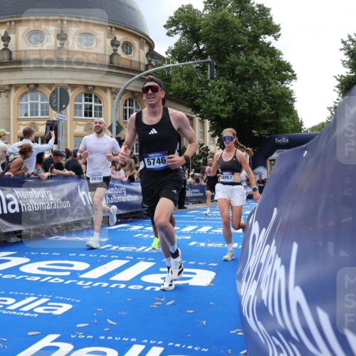 29.06.2025 - hella hamburg halbmarathon Strokosch-Dieckow http://msf.ph/oto/8229498 29.06.2025 10:32:29 Ziel 1707, 5070, 5746, 7845, 8883, 10484, 11745, 11877, 13199, 14293, 14908, 16957, 18135, 18562, 18563 meine-sportfotos.de