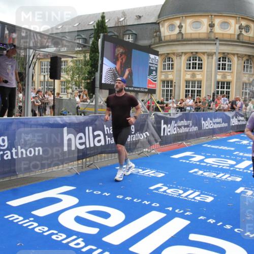 29.06.2025 - hella hamburg halbmarathon Michael Strokosch http://msf.ph/oto/8229513 29.06.2025 10:46:56 Ziel 1139, 4091, 13940, 14385, 17172, 17492, 17669, 17892, 19105 meine-sportfotos.de