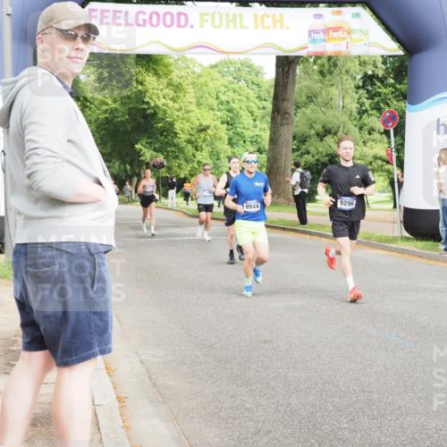29.06.2025 - hella hamburg halbmarathon MichiJ http://msf.ph/oto/8229522 29.06.2025 10:26:17 Zwischen KM18-KM19 1290, 4865, 6123, 9296, 9313, 9944, 10190, 10451, 13148, 15410, 17125 meine-sportfotos.de