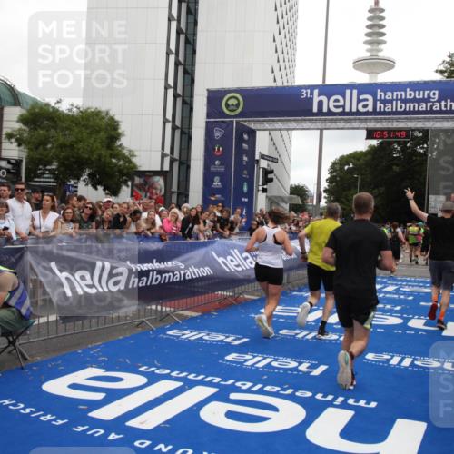 29.06.2025 - hella hamburg halbmarathon Michael Strokosch http://msf.ph/oto/8229532 29.06.2025 10:51:48 Ziel 2396, 6286, 7224, 8710, 8819, 12224, 14012, 14458, 15496, 15727, 15831, 15899, 16907, 17682, 19020, 19053 meine-sportfotos.de