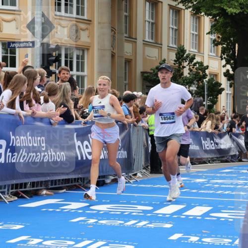 29.06.2025 - hella hamburg halbmarathon Strokosch-Dieckow http://msf.ph/oto/8229553 29.06.2025 10:32:32 Ziel 1707, 1990, 5070, 5746, 8883, 11745, 11877, 13199, 14293, 14908, 16619, 16957, 18135, 18562, 18563 meine-sportfotos.de