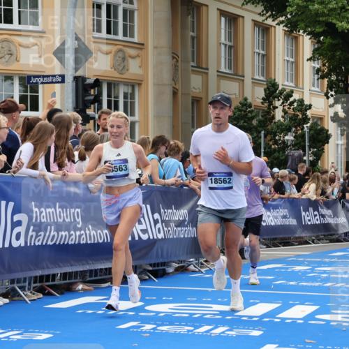 29.06.2025 - hella hamburg halbmarathon Strokosch-Dieckow http://msf.ph/oto/8229565 29.06.2025 10:32:32 Ziel 1707, 1990, 5070, 5746, 8883, 11745, 11877, 13199, 14293, 14908, 16619, 16957, 18135, 18562, 18563 meine-sportfotos.de