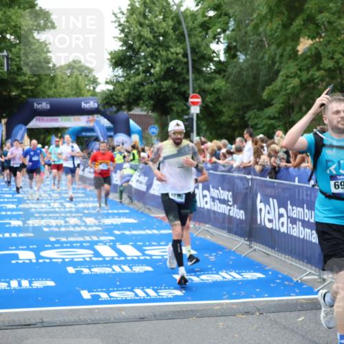 29.06.2025 - hella hamburg halbmarathon Zöllner http://msf.ph/oto/8229576 29.06.2025 10:53:32 Ziel 1061, 1098, 1499, 2070, 5866, 6198, 6629, 6942, 11068, 12909, 13912, 13997, 15113, 15497, 17710, 18450, 18612 meine-sportfotos.de