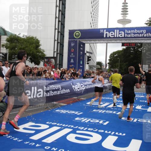 29.06.2025 - hella hamburg halbmarathon Michael Strokosch http://msf.ph/oto/8229592 29.06.2025 10:51:48 Ziel 2396, 6286, 7224, 8710, 8819, 12224, 14012, 14458, 15496, 15727, 15831, 15899, 16907, 17682, 19020, 19053 meine-sportfotos.de