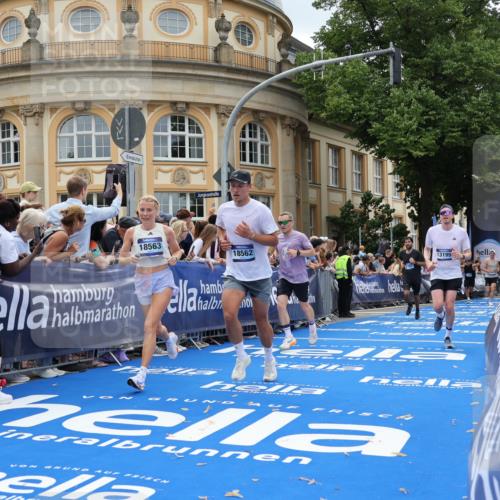 29.06.2025 - hella hamburg halbmarathon Strokosch-Dieckow http://msf.ph/oto/8229608 29.06.2025 10:32:33 Ziel 1707, 1990, 5070, 8883, 11745, 11877, 13199, 13961, 14293, 14908, 16619, 16957, 18135, 18562, 18563 meine-sportfotos.de
