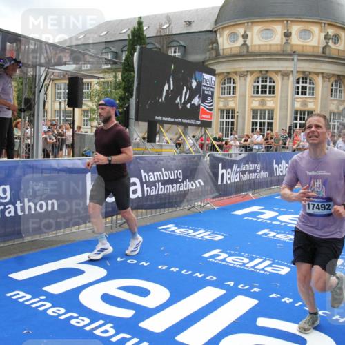 29.06.2025 - hella hamburg halbmarathon Michael Strokosch http://msf.ph/oto/8229618 29.06.2025 10:46:56 Ziel 1139, 4091, 13940, 14385, 17172, 17492, 17669, 17892, 19105 meine-sportfotos.de