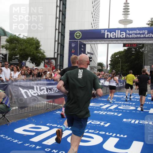 29.06.2025 - hella hamburg halbmarathon Michael Strokosch http://msf.ph/oto/8229667 29.06.2025 10:51:49 Ziel 2396, 6286, 7224, 8710, 8819, 12224, 14458, 15427, 15496, 15727, 15831, 15899, 16907, 17682, 19053 meine-sportfotos.de