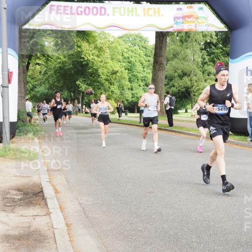 29.06.2025 - hella hamburg halbmarathon MichiJ http://msf.ph/oto/8229685 29.06.2025 10:26:19 Zwischen KM18-KM19 1290, 4865, 9296, 9313, 9944, 10190, 11106, 13148, 13372, 14691, 15410 meine-sportfotos.de