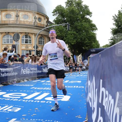 29.06.2025 - hella hamburg halbmarathon Strokosch-Dieckow http://msf.ph/oto/8229697 29.06.2025 10:32:35 Ziel 1707, 1990, 7965, 11877, 12987, 13199, 13961, 14293, 14908, 16619, 17117, 17151, 18135, 18562, 18563 meine-sportfotos.de