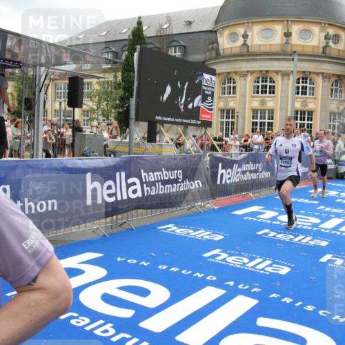 29.06.2025 - hella hamburg halbmarathon Michael Strokosch http://msf.ph/oto/8229706 29.06.2025 10:46:57 Ziel 1139, 1689, 4091, 13940, 14385, 14594, 16081, 17172, 17492, 17892, 17979, 19105 meine-sportfotos.de