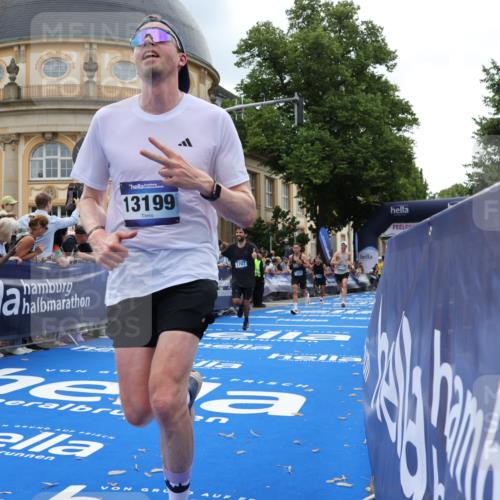 29.06.2025 - hella hamburg halbmarathon Strokosch-Dieckow http://msf.ph/oto/8229707 29.06.2025 10:32:35 Ziel 1707, 1990, 7965, 11877, 12987, 13199, 13961, 14293, 14908, 16619, 17117, 17151, 18135, 18562, 18563 meine-sportfotos.de