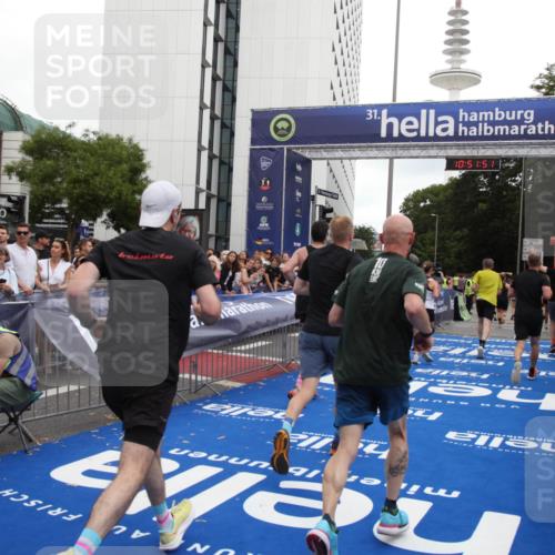 29.06.2025 - hella hamburg halbmarathon Michael Strokosch http://msf.ph/oto/8229720 29.06.2025 10:51:50 Ziel 2396, 6286, 7224, 8710, 8819, 9793, 12224, 15427, 15496, 15727, 15831, 15899, 16907, 17682, 19053 meine-sportfotos.de