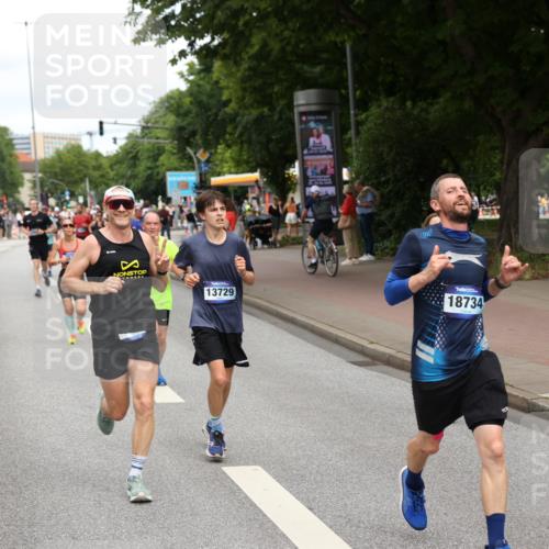29.06.2025 - hella hamburg halbmarathon Yannick Fuchs http://msf.ph/oto/8229783 29.06.2025 10:33:51 20KM 1343, 1445, 1803, 2525, 2546, 3282, 3783, 4359, 4759, 6037, 6686, 6687, 7981, 8450, 8925, 8958, 9265, 11305, 11619, 12772, 13137, 13479, 13729, 14093, 14204, 14311, 14359, 15013, 15094, 15257, 15556, 15866, 15873, 15965, 16656, 16820, 17005, 17215, 17360, 18149, 18285, 18547, 18734 meine-sportfotos.de