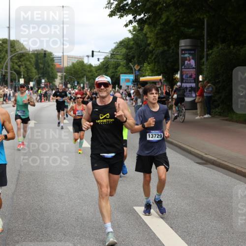 29.06.2025 - hella hamburg halbmarathon Yannick Fuchs http://msf.ph/oto/8229796 29.06.2025 10:33:51 20KM 1343, 1445, 1803, 2525, 2546, 3282, 3783, 4359, 4759, 6037, 6686, 6687, 7981, 8450, 8925, 8958, 9265, 11305, 11619, 12772, 13137, 13479, 13729, 14093, 14204, 14311, 14359, 15013, 15094, 15257, 15556, 15866, 15873, 15965, 16656, 16820, 17005, 17215, 17360, 18149, 18285, 18547, 18734 meine-sportfotos.de