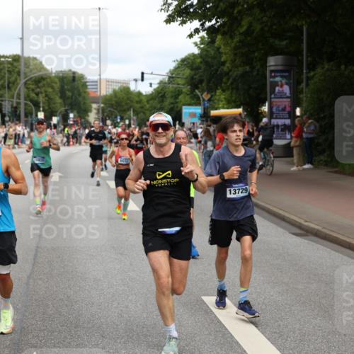 29.06.2025 - hella hamburg halbmarathon Yannick Fuchs http://msf.ph/oto/8229817 29.06.2025 10:33:51 20KM 1343, 1445, 1803, 2525, 2546, 3282, 3783, 4359, 4759, 6037, 6686, 6687, 7981, 8450, 8925, 8958, 9265, 11305, 11619, 12772, 13137, 13479, 13729, 14093, 14204, 14311, 14359, 15013, 15094, 15257, 15556, 15866, 15873, 15965, 16656, 16820, 17005, 17215, 17360, 18149, 18285, 18547, 18734 meine-sportfotos.de