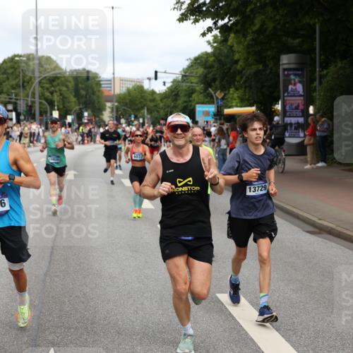 29.06.2025 - hella hamburg halbmarathon Yannick Fuchs http://msf.ph/oto/8229831 29.06.2025 10:33:51 20KM 1343, 1445, 1803, 2525, 2546, 3282, 3783, 4359, 4759, 6037, 6686, 6687, 7981, 8450, 8925, 8958, 9265, 11305, 11619, 12772, 13137, 13479, 13729, 14093, 14204, 14311, 14359, 15013, 15094, 15257, 15556, 15866, 15873, 15965, 16656, 16820, 17005, 17215, 17360, 18149, 18285, 18547, 18734 meine-sportfotos.de