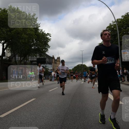 29.06.2025 - hella hamburg halbmarathon Yannick Fuchs http://msf.ph/oto/8229857 29.06.2025 10:46:42 20KM 1098, 1257, 1482, 1657, 2111, 2444, 2814, 3258, 3399, 3715, 3952, 4121, 4558, 4587, 4726, 5116, 5169, 5194, 5378, 5607, 6164, 6561, 6562, 6897, 7178, 7232, 7383, 7475, 7896, 8172, 8316, 8587, 8720, 8955, 10529, 10811, 12135, 12482, 12519, 13211, 13301, 14198, 14286, 14791, 14805, 15144, 15446, 15690, 16320, 16929, 17130, 17198, 17710, 17773, 18331 meine-sportfotos.de