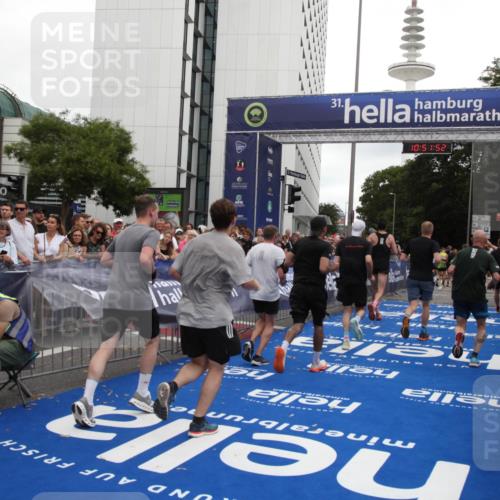 29.06.2025 - hella hamburg halbmarathon Michael Strokosch http://msf.ph/oto/8229863 29.06.2025 10:51:51 Ziel 2396, 6286, 7224, 8710, 8819, 9793, 9959, 12224, 15427, 15727, 15831, 15899, 16907, 17682, 19053, 19137 meine-sportfotos.de