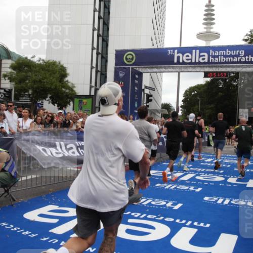 29.06.2025 - hella hamburg halbmarathon Michael Strokosch http://msf.ph/oto/8229871 29.06.2025 10:51:51 Ziel 2396, 6286, 7224, 8710, 8819, 9793, 9959, 12224, 15427, 15727, 15831, 15899, 16907, 17682, 19053, 19137 meine-sportfotos.de