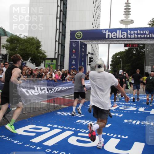 29.06.2025 - hella hamburg halbmarathon Michael Strokosch http://msf.ph/oto/8229879 29.06.2025 10:51:52 Ziel 2396, 6286, 7224, 8710, 8819, 9793, 9959, 12224, 15427, 15727, 15831, 15899, 16907, 17682, 17815, 19053, 19137 meine-sportfotos.de